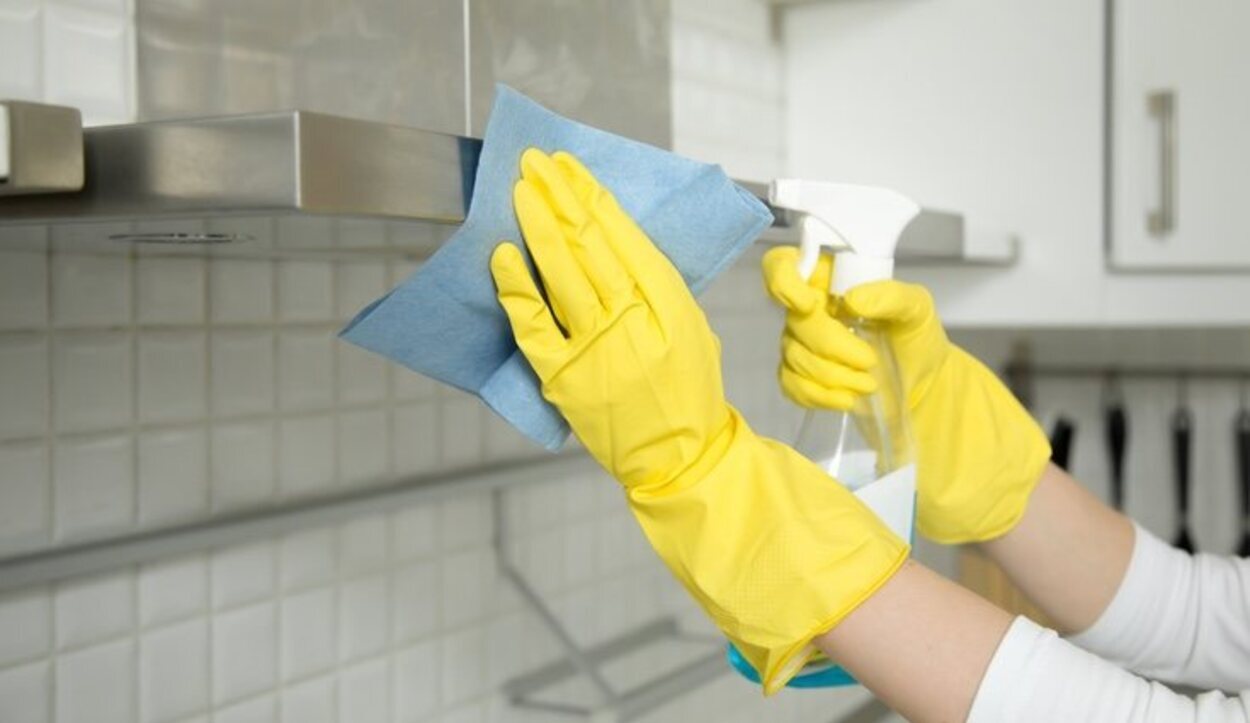Se recomienda limpiar siempre la parte exterior después de cocinar con una esponja o una bayeta