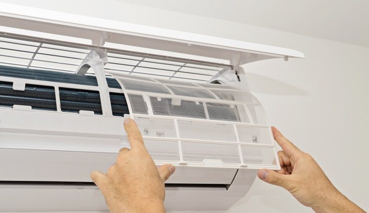 Tener los filtros del aire acondicionado limpios te ayudará a ahorrar