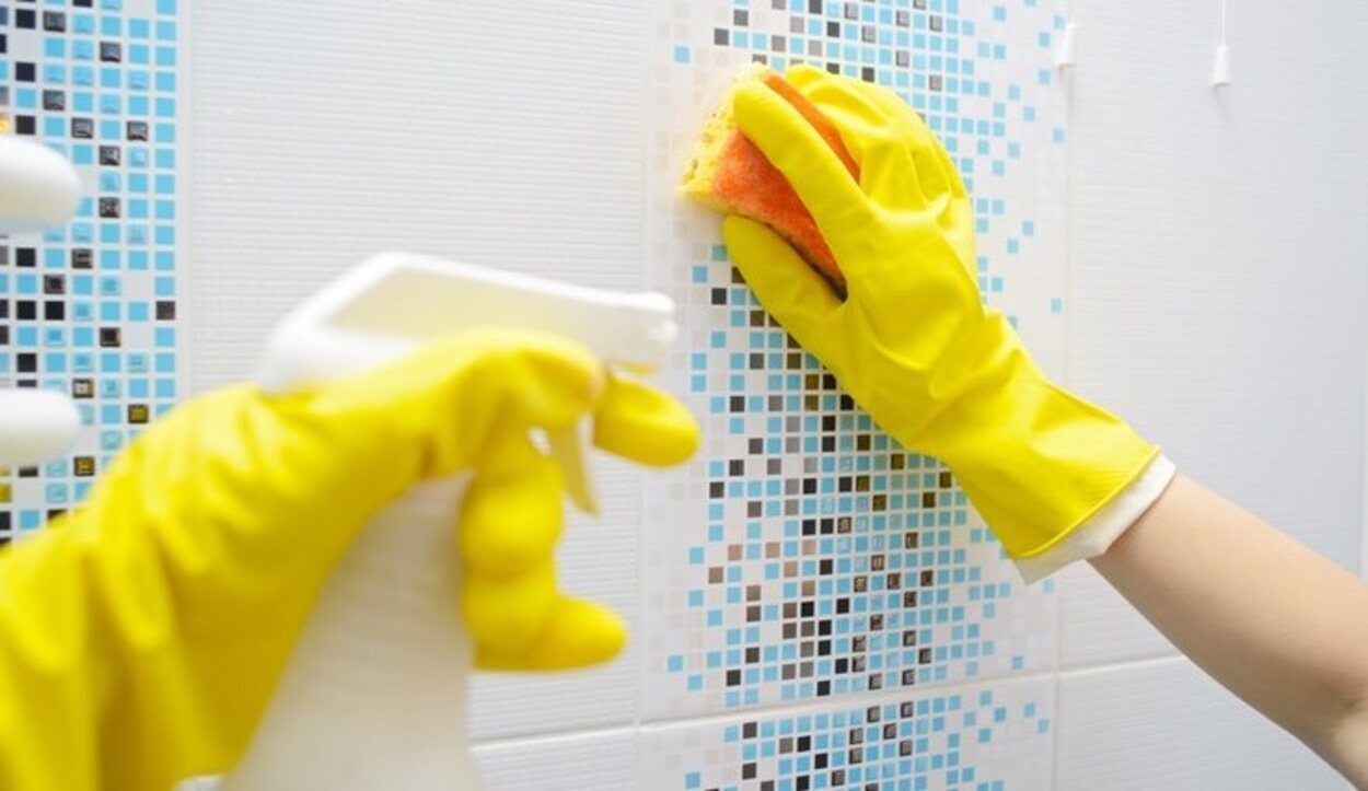 Limpieza de azulejos con spray