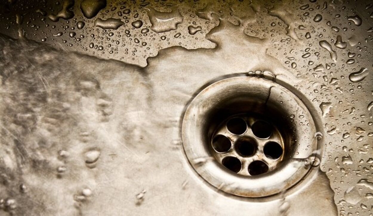 El primer remedio casero consiste en mezclar agua caliente con jabón para lavar los platos