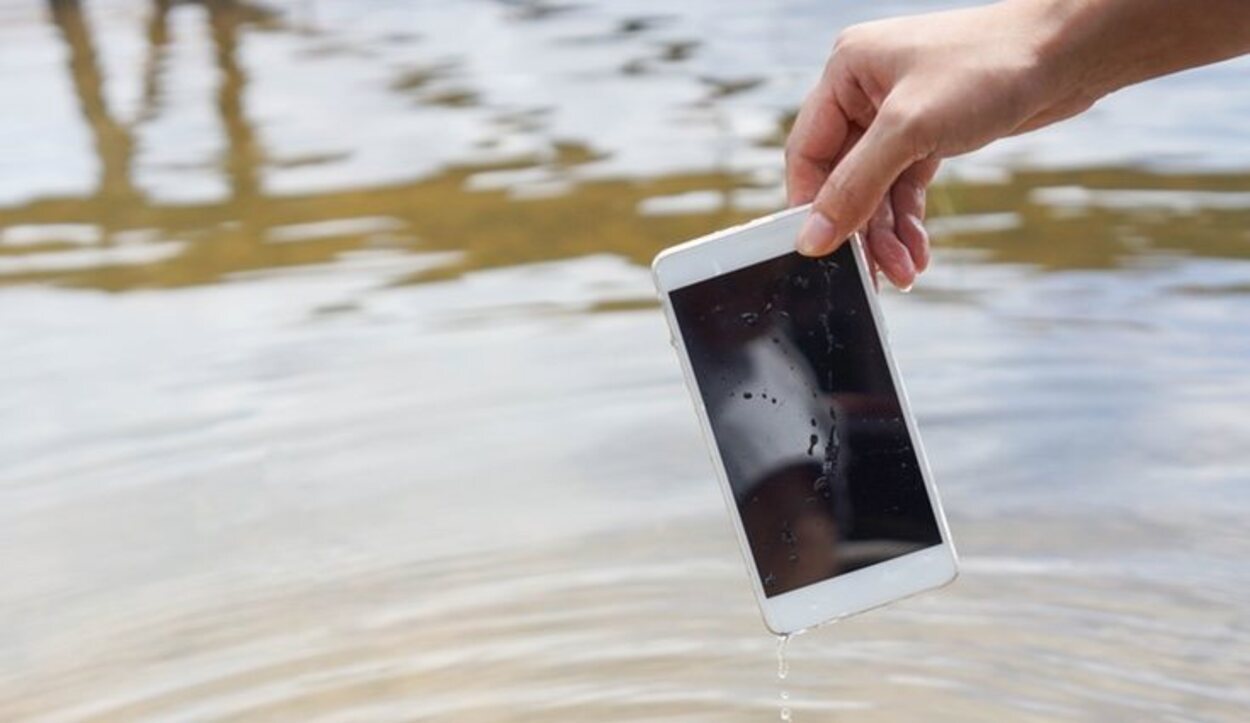 Si el móvil se ha mojado con agua dulce es más probable que el truco funcione