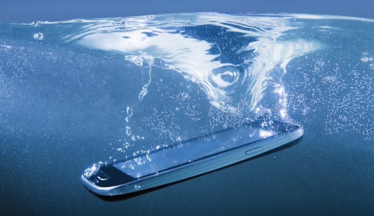 Por descabellado que parezca, si el móvil se mojó en agua salada debemos introducirlo en agua dulce antes de probar el truco