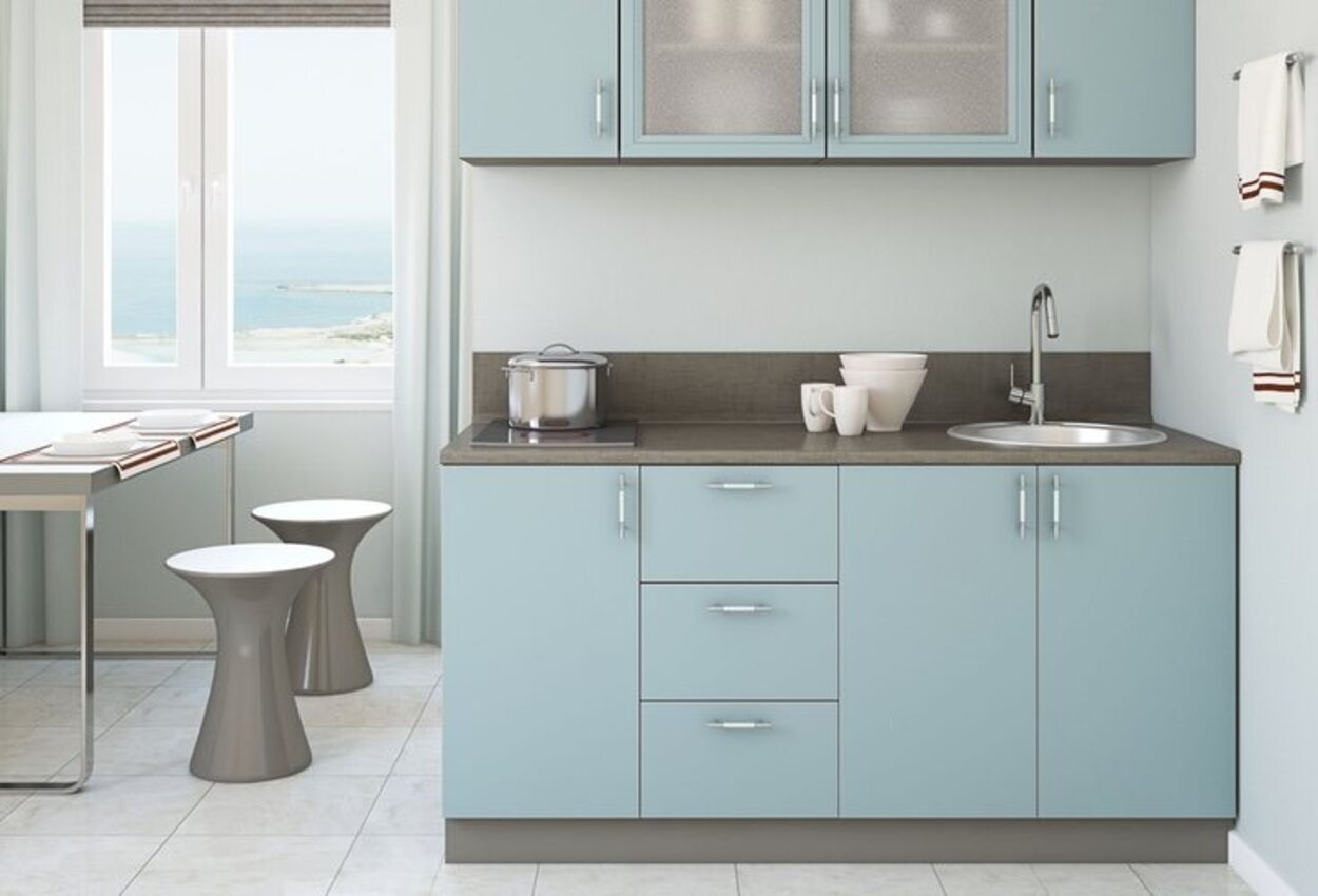 El azul para los muebles de la cocina cada vez se usa más