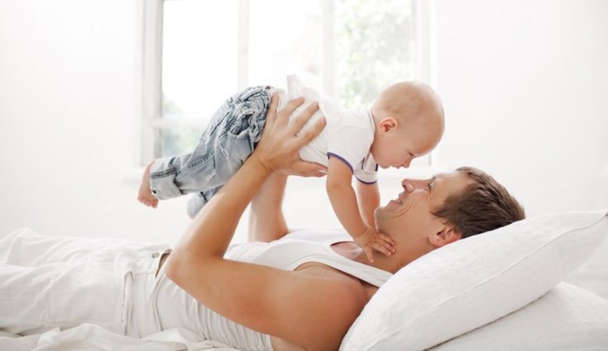 La prestación por paternidad en España es de las que más duran de Europa