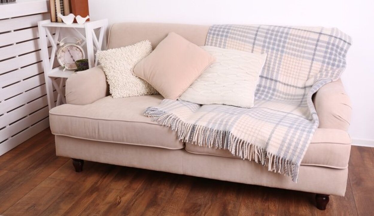 Puedes cambiar la funda de tu sofá para que pareca diferente o añadirle cojines nuevos