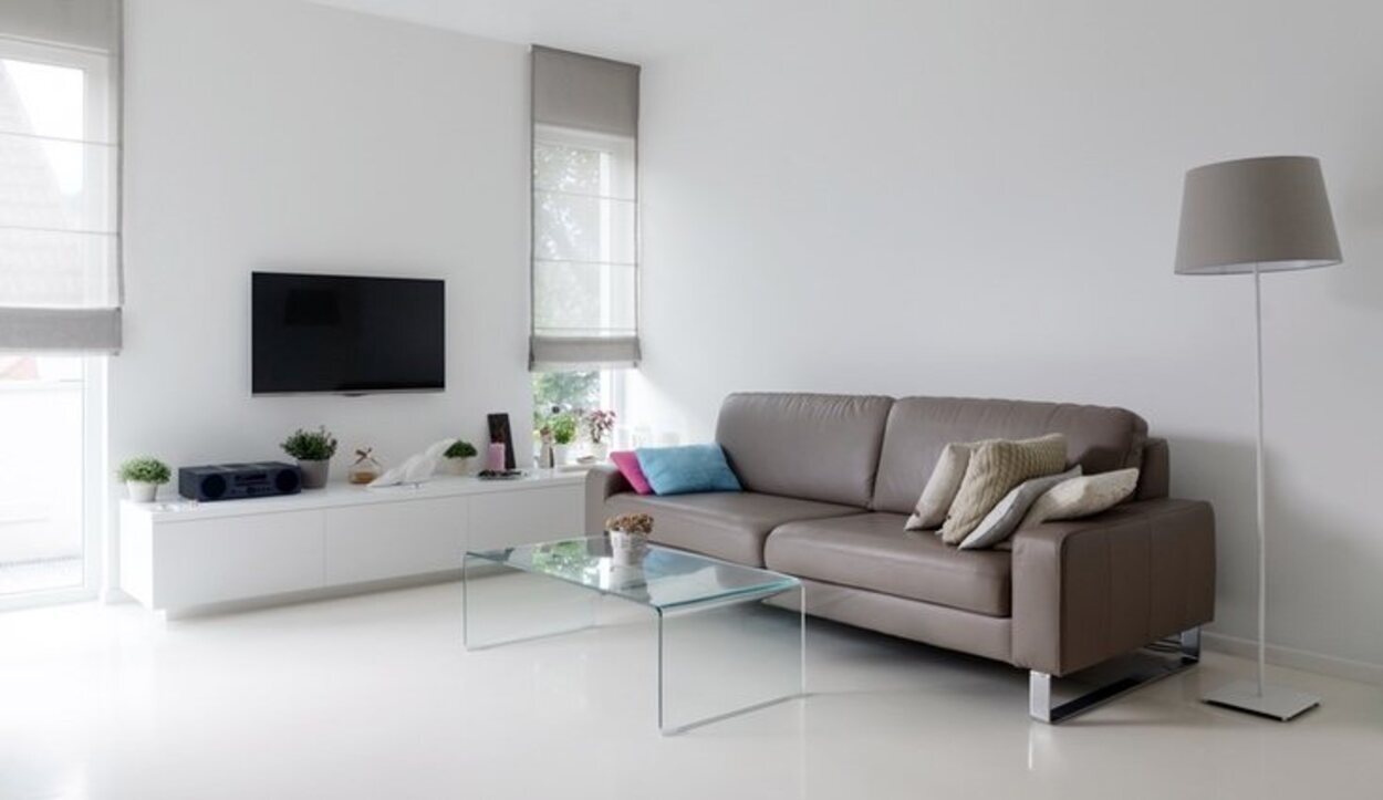La sencillez y el minimalismo son la clave si tu salón no es demasiado grande