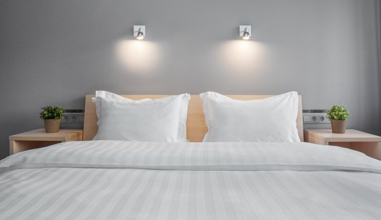 Pon luz en los sitios que más necesites iluminar, como en el cabecera de la cama 