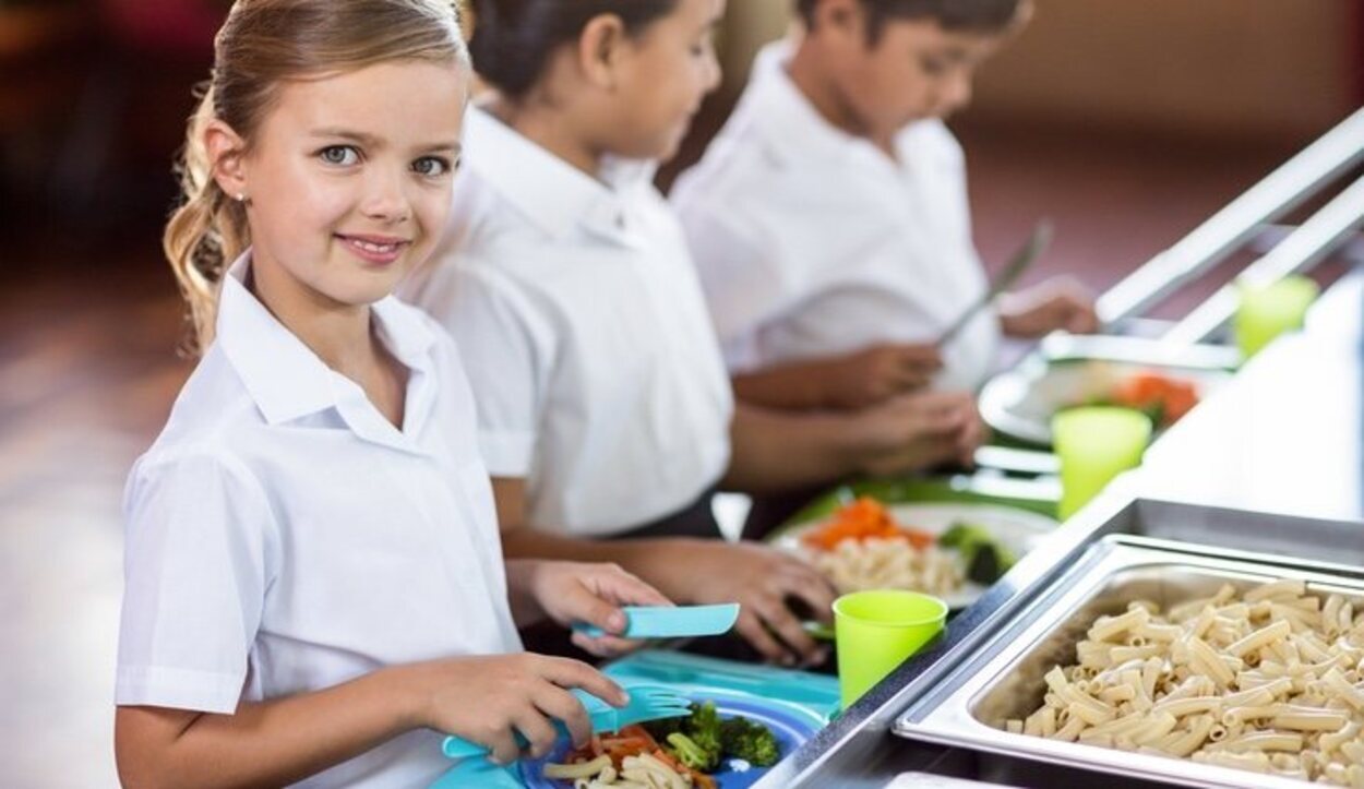 Los horarios laborales de los padres hacen que los niños tengan que comer en el comedor escolar