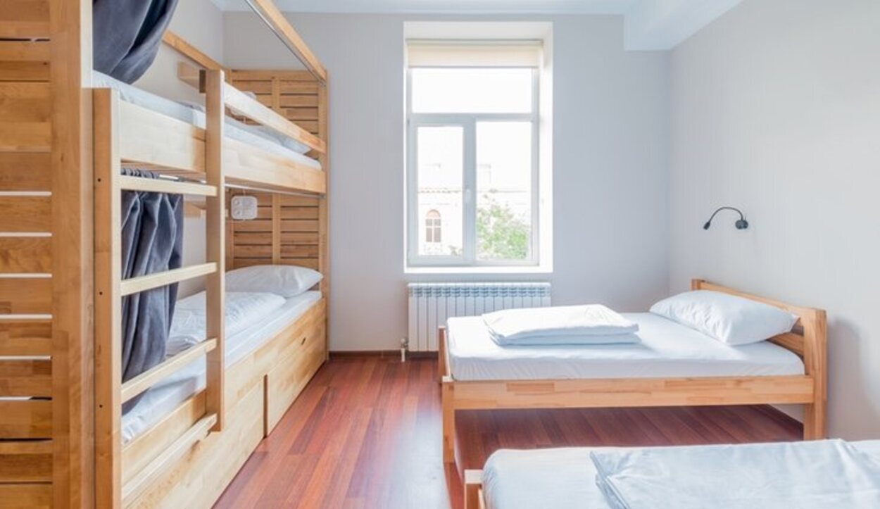 La mejor opción para dormir es utilizar literas o camas altas para rentabilizar el espacio