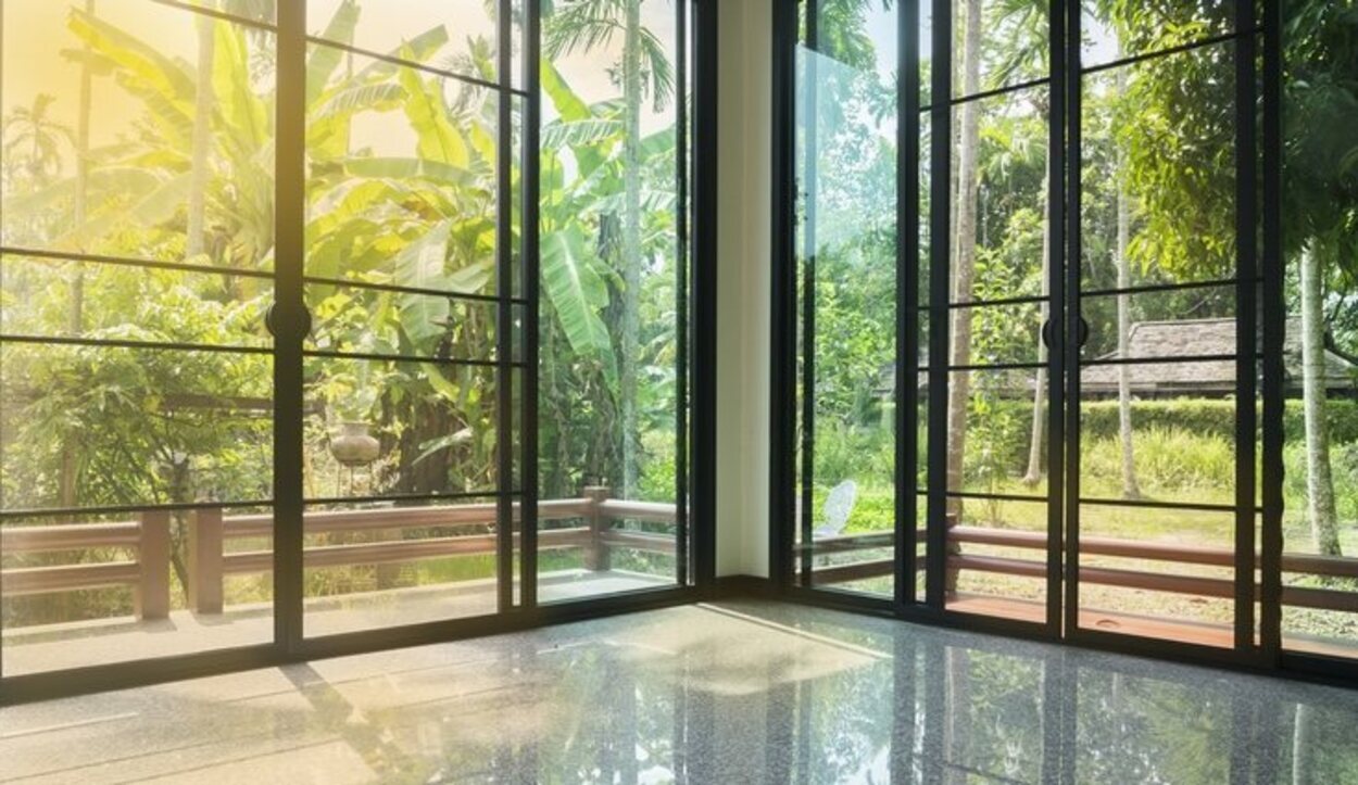 Puedes elegir aportar mayor luminosidad al hogar con puertas transparentes
