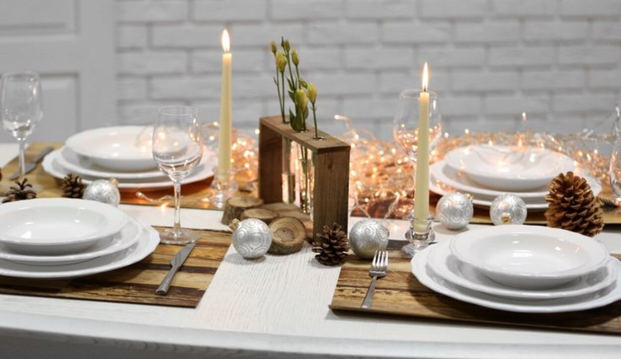 Los detalles decorativos en las mesas durante Navidad son fundamentales