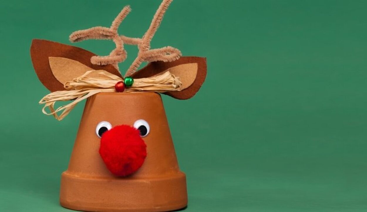 Una divertida manera de decorar una maceta para navidad