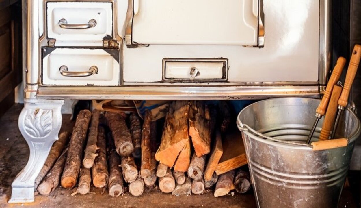 La tarima de madera o el pavimento de barro es lo más usual en estas cocinas
