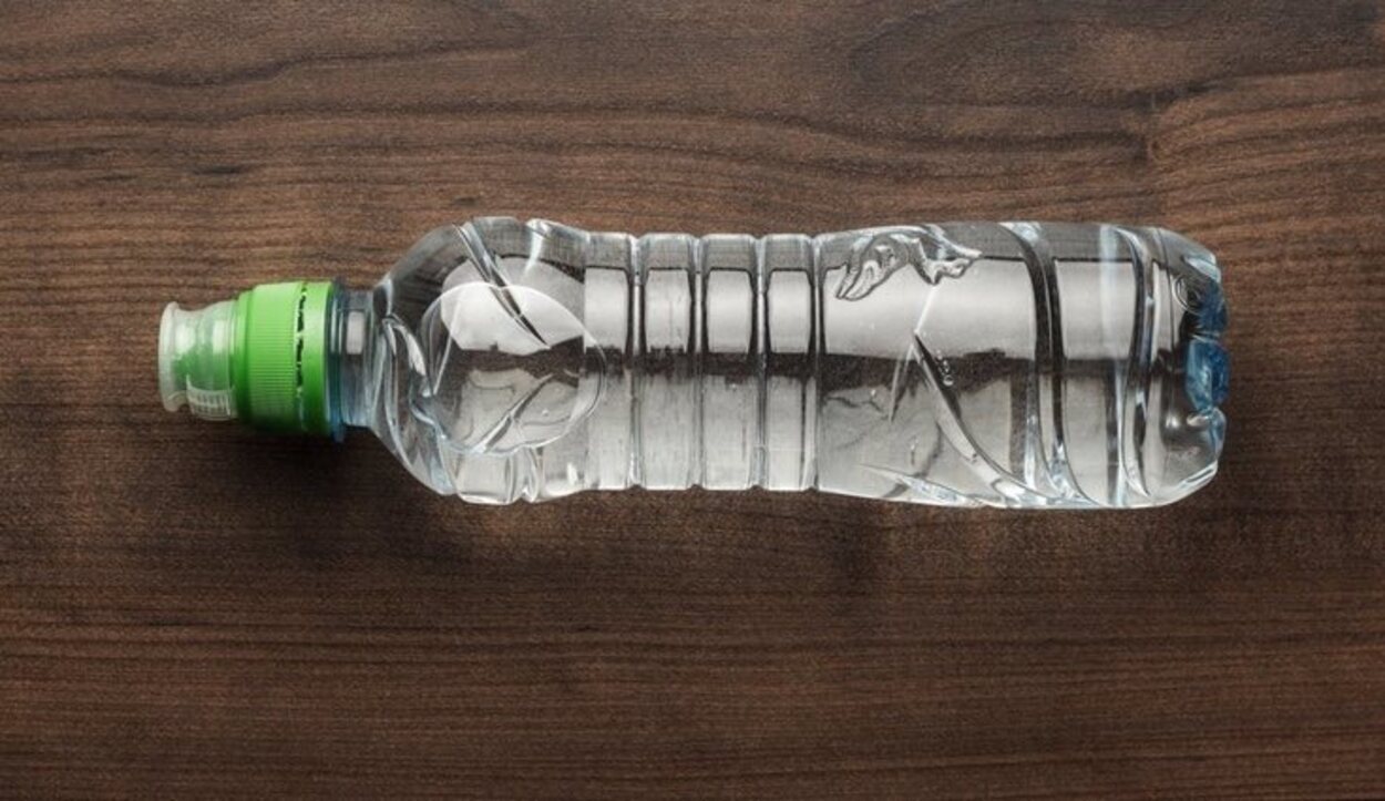 Con una botella de plástico se pueden ahorrar hasta 6 horas de energía para una bombilla