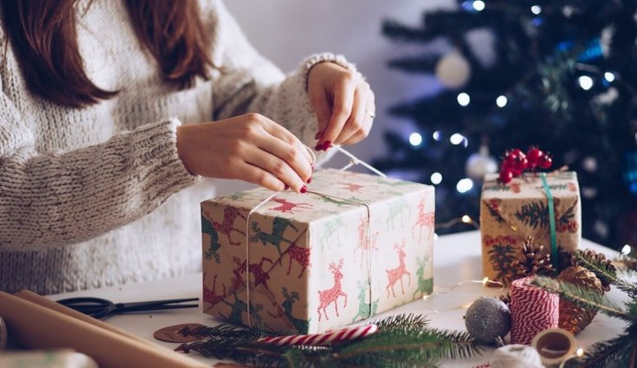 Utiliza papel con estampados navideños