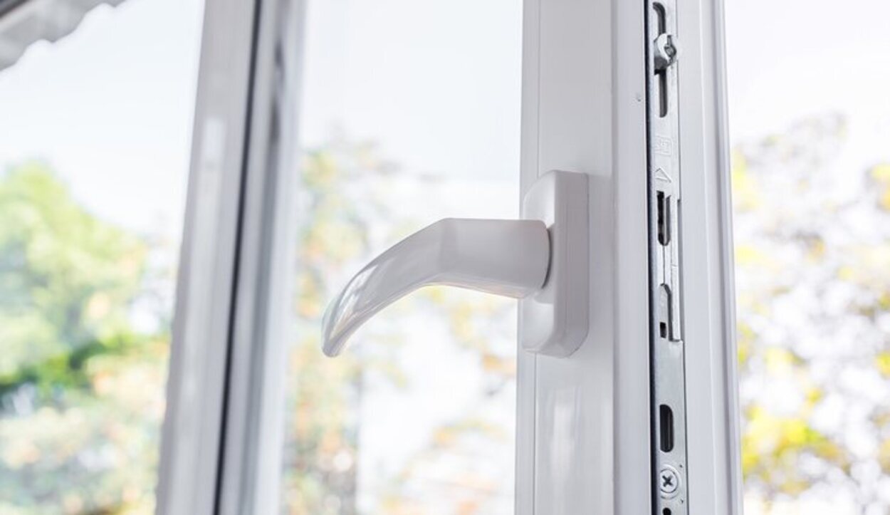 Las PVC son una de las mejores ya que aíslas y mantienen el calor del hogar y evitan la condensación de las ventanas
