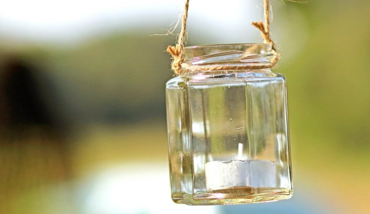 Una buena alternativa para reutilizar un frasco de vidrio es hacer una lámpara