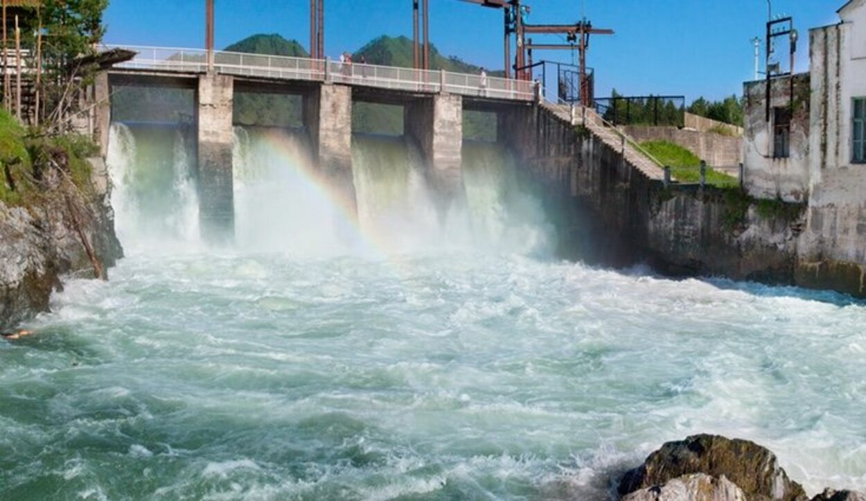 La caída de agua desde cierta altura genera energía cinética
