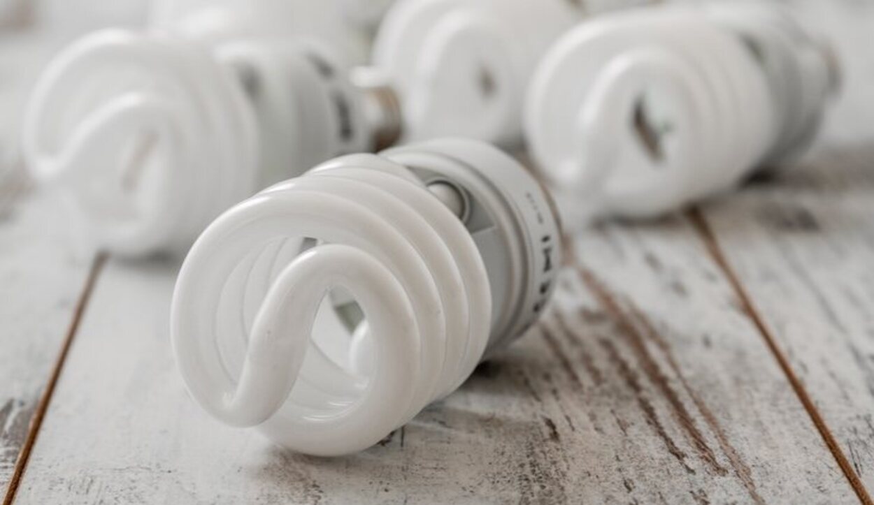 Las bombillas de bajo consume convierten el 99% de la energía que reciben en luz