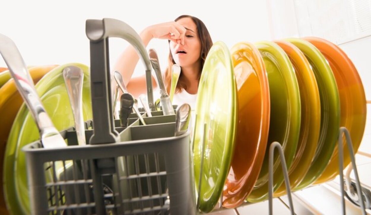 Si no se limpia correctamente el lavavajillas puede emitir malos olores