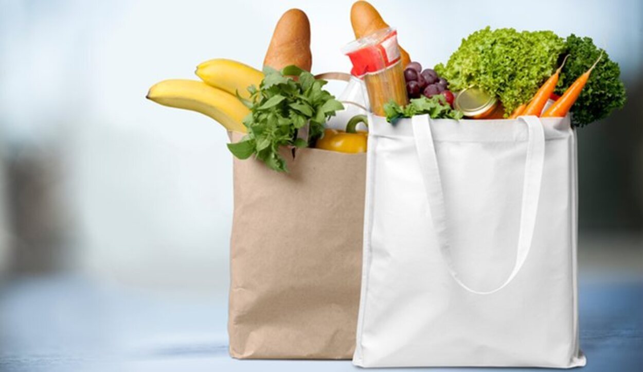 Usar bolsas de tela y papel reciclado ayuda al no consumo de plástico perjudicial para el medio ambiente