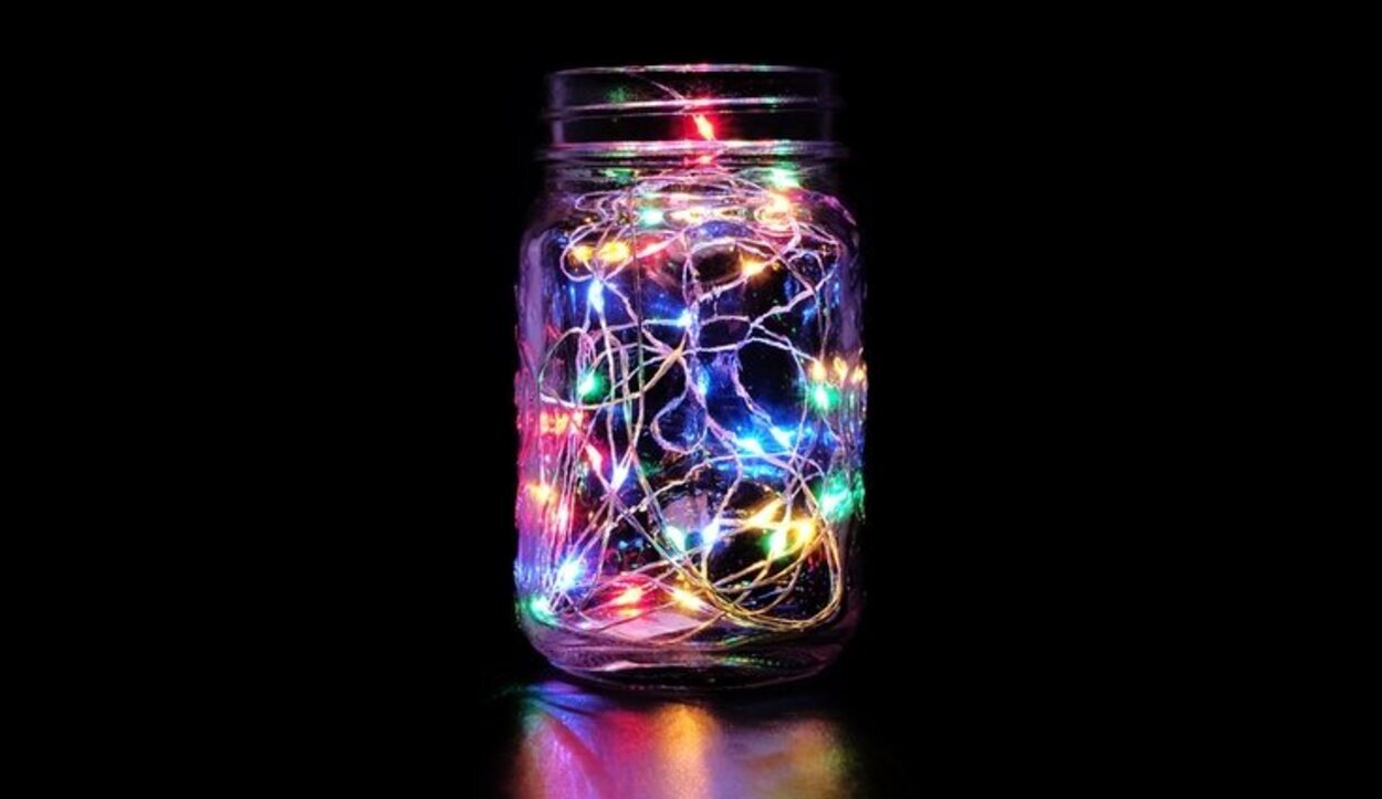 El uso de luces led para la decoración del hogar está a la orden del día, verás que bien quedan dentro de tus botellas de cristal recicladas