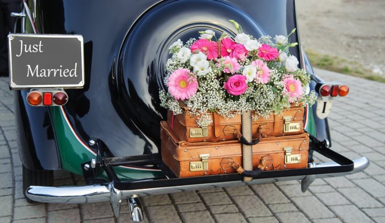 Un detalle muy especial es decorar unas maletas viejas con flores