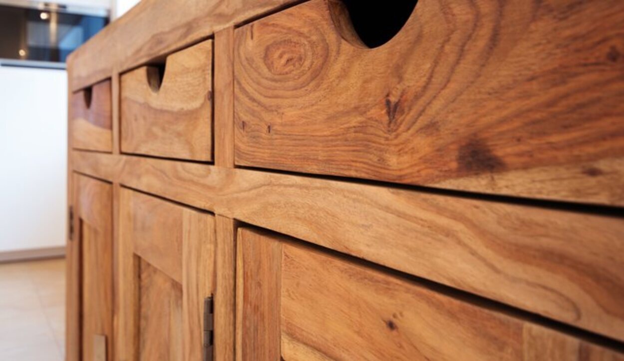 La madera de pino se puede usar para fabricar muebles o suelos