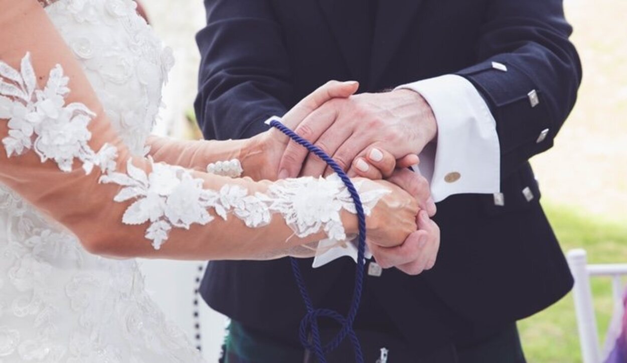 La ceremonia de la unión de las manos simboliza la unión de los novios en un mismo lazo