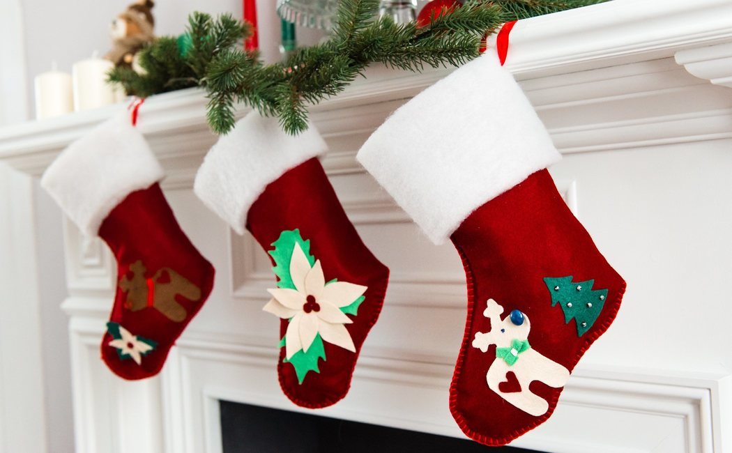 Cómo decorar en Navidad la chimenea con calcetines